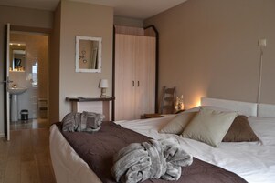 Ropa de cama de alta calidad, cubrecamas y minibar 