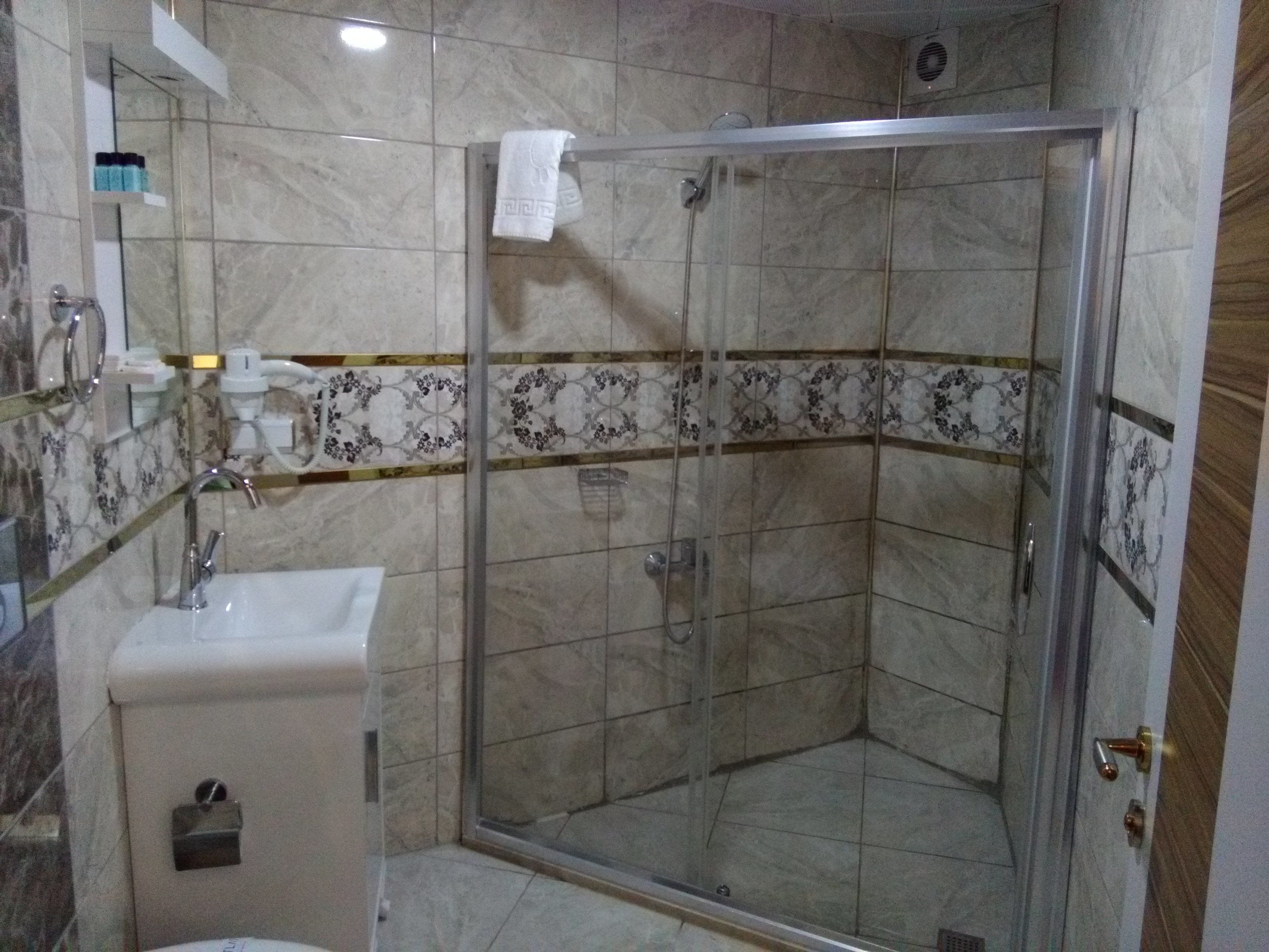Shower, free toiletries, towels