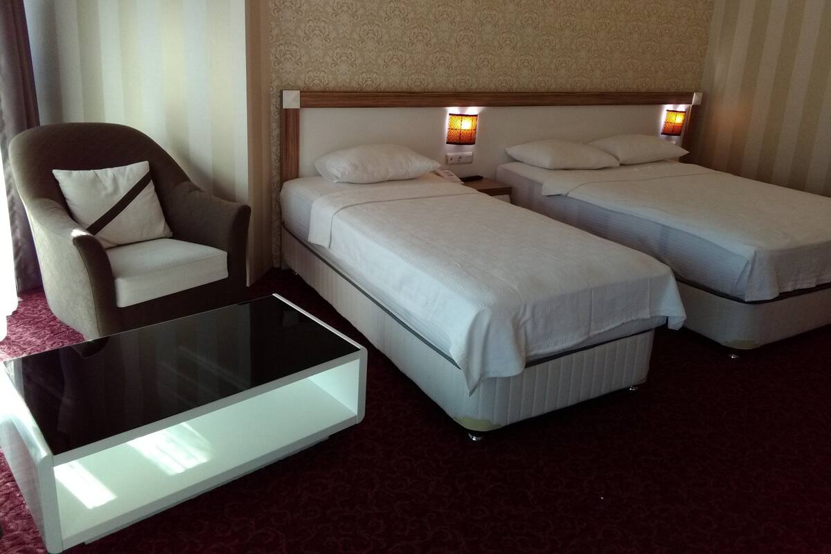 Kamar Triple | Seprai premium, meja kerja, setrika/meja setrika, dan Wi-Fi gratis
