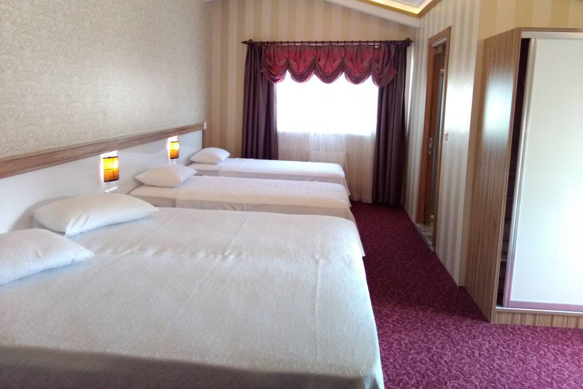 Kamar Quadruple | Seprai premium, meja kerja, setrika/meja setrika, dan Wi-Fi gratis