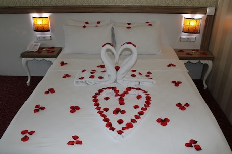 Double or Twin Room | Premium bedding, desk, iron/ironing board, free WiFi. RMS Atlas Otel