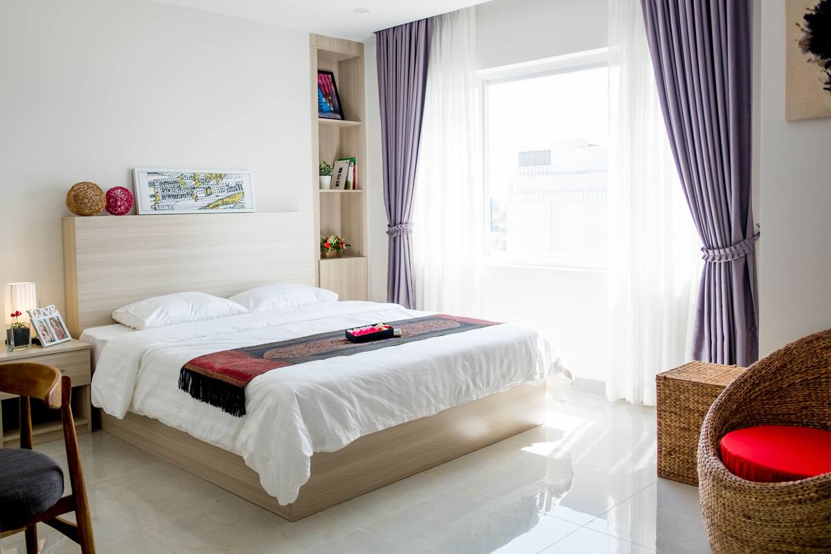 Business Executive | Premium bedding, desk, blackout drapes, free WiFi
