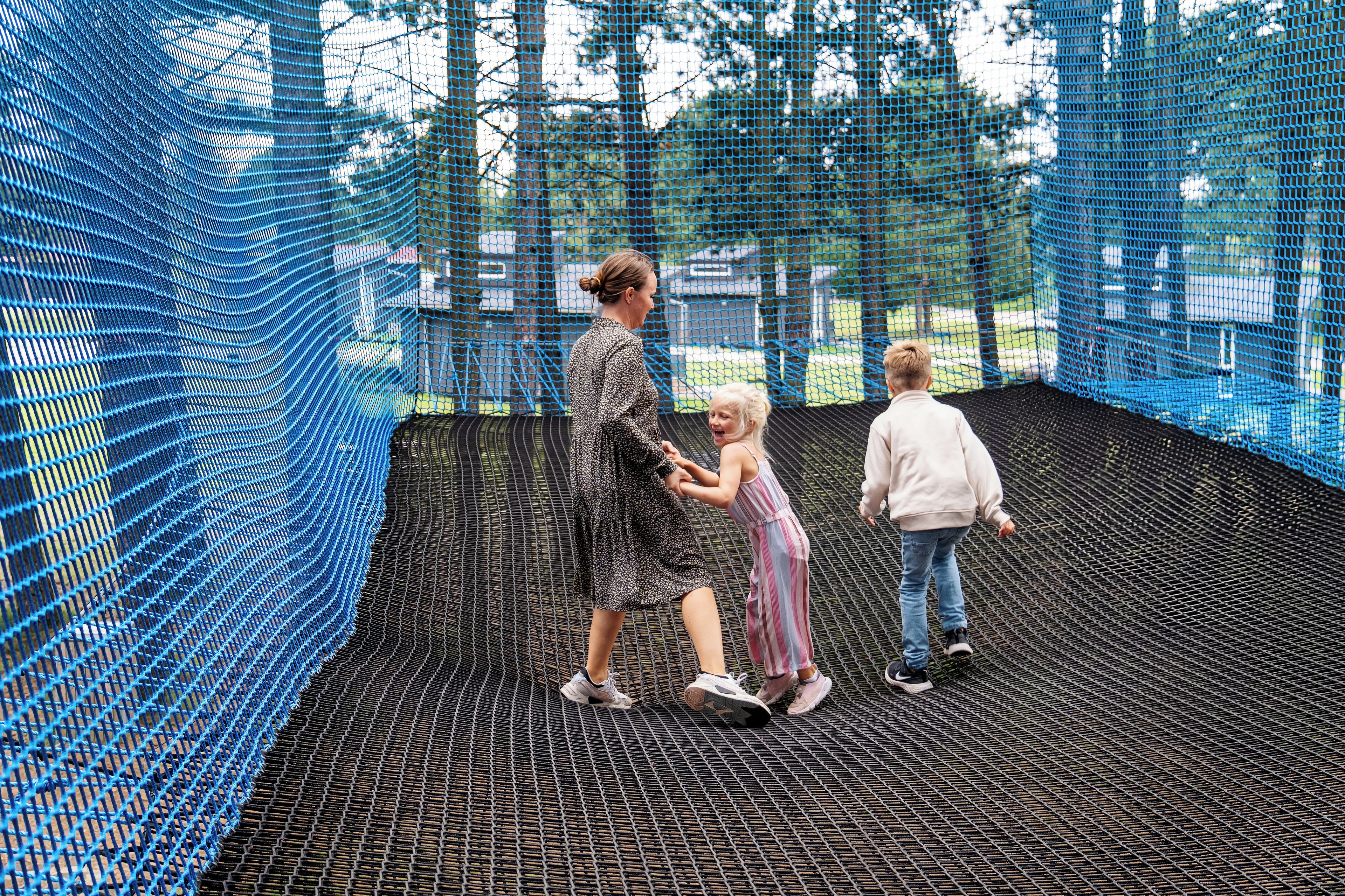 Ein Spielbereich mit Netz und Personen.