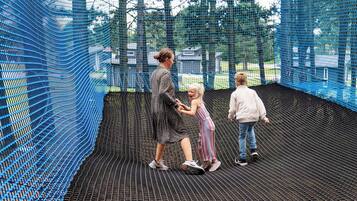 Ein Spielbereich mit Netz und Personen.