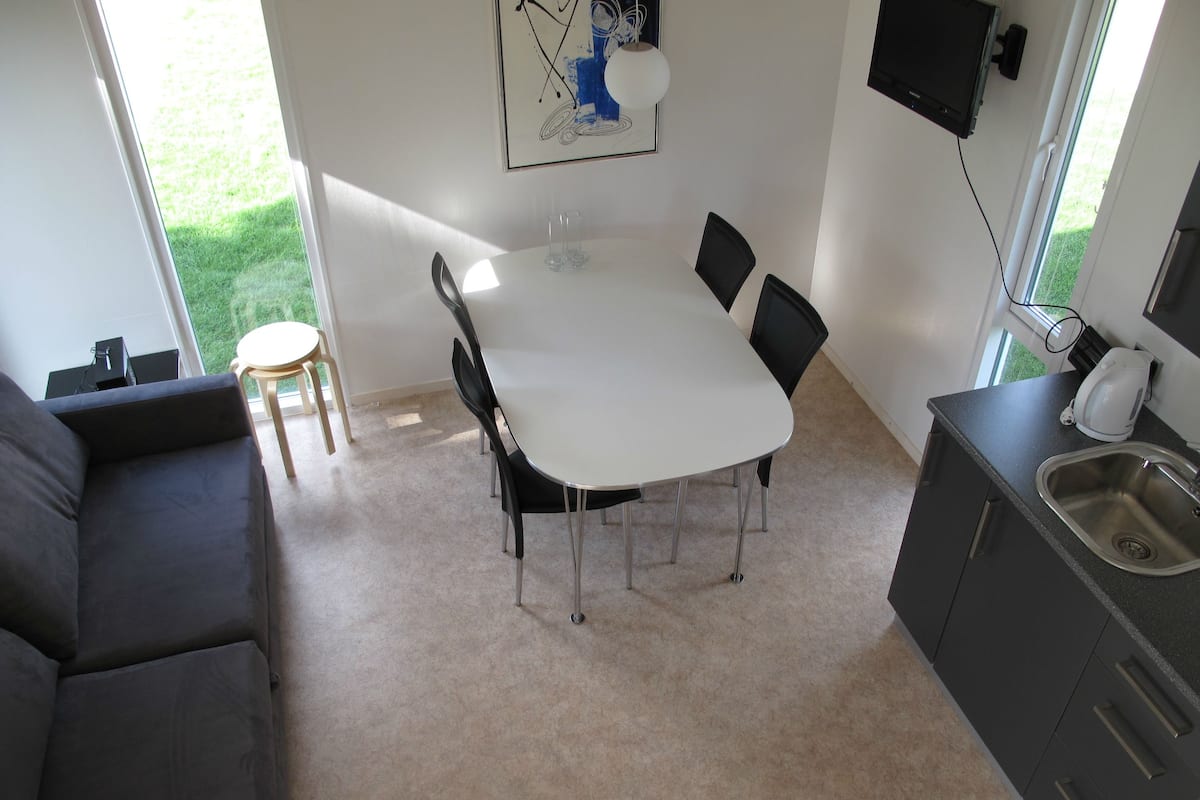 Cabin | Living room | 24-inch flat-screen TV with cable channels, TV