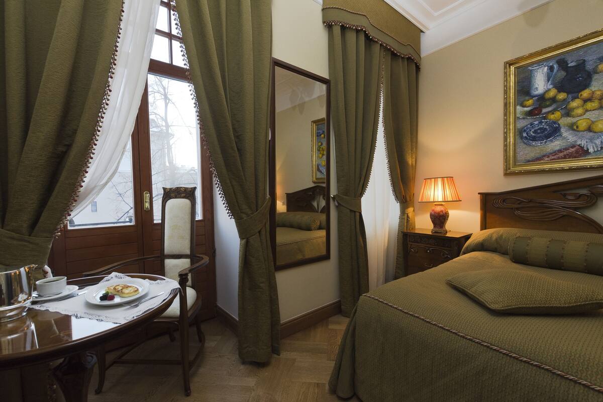Standard Double Room, 1 Katil Raja (King), Non Smoking, Courtyard View | Peralatan tempat tidur premium, gebar bulu kapas, bar mini