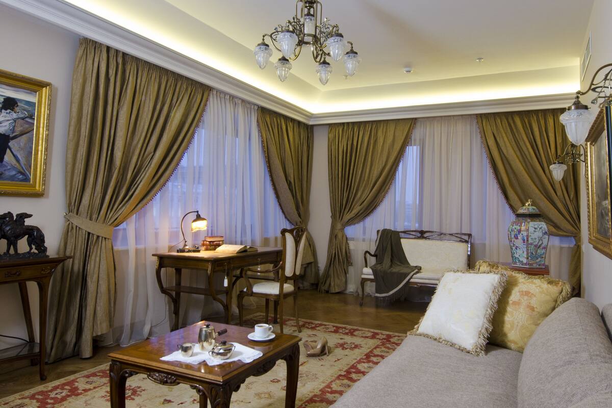 Grand Suite, 1 Bedroom | Peralatan tempat tidur premium, gebar bulu kapas, bar mini