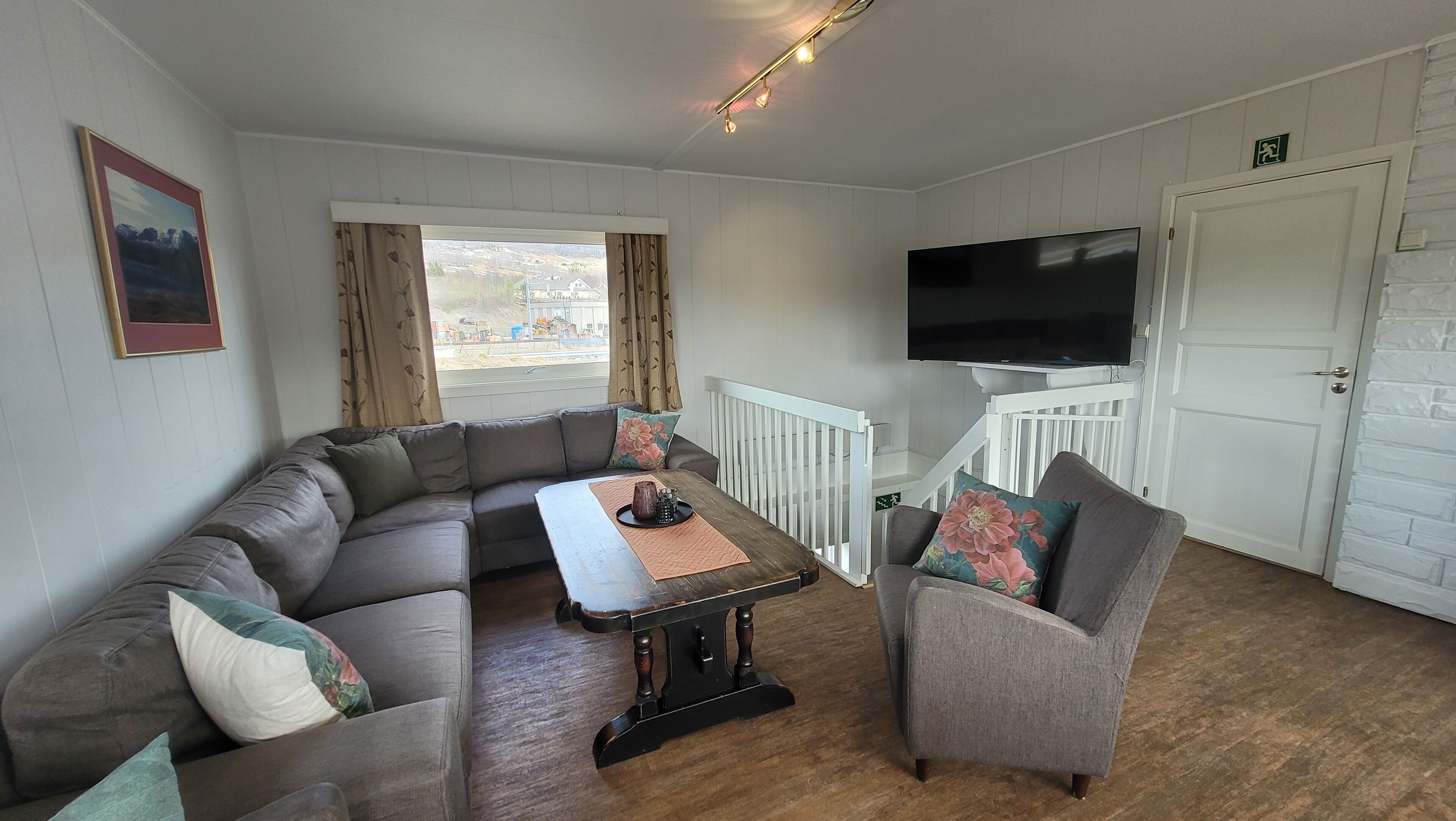 House, 8 Bedrooms | Living room