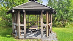 BBQ/picnic area - Øen Turistsenter Cottages (Hol)