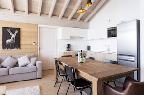 Apartment, 1 Bedroom, Mountain View | In-room dining