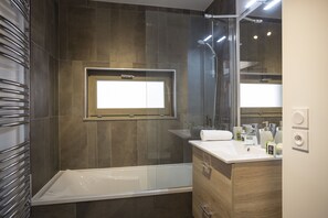 Apartment T5 Duplex | Bathroom | Free toiletries, towels - Terresens - Le Hameau de Barthélémy (Montvalezan)