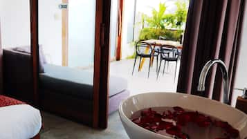 Deluxe suite | Luxe beddengoed, een minibar, een kluis op de kamer, een bureau