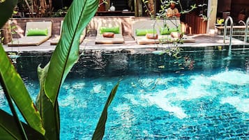 Piscine extérieure, parasols de plage, chaises longues