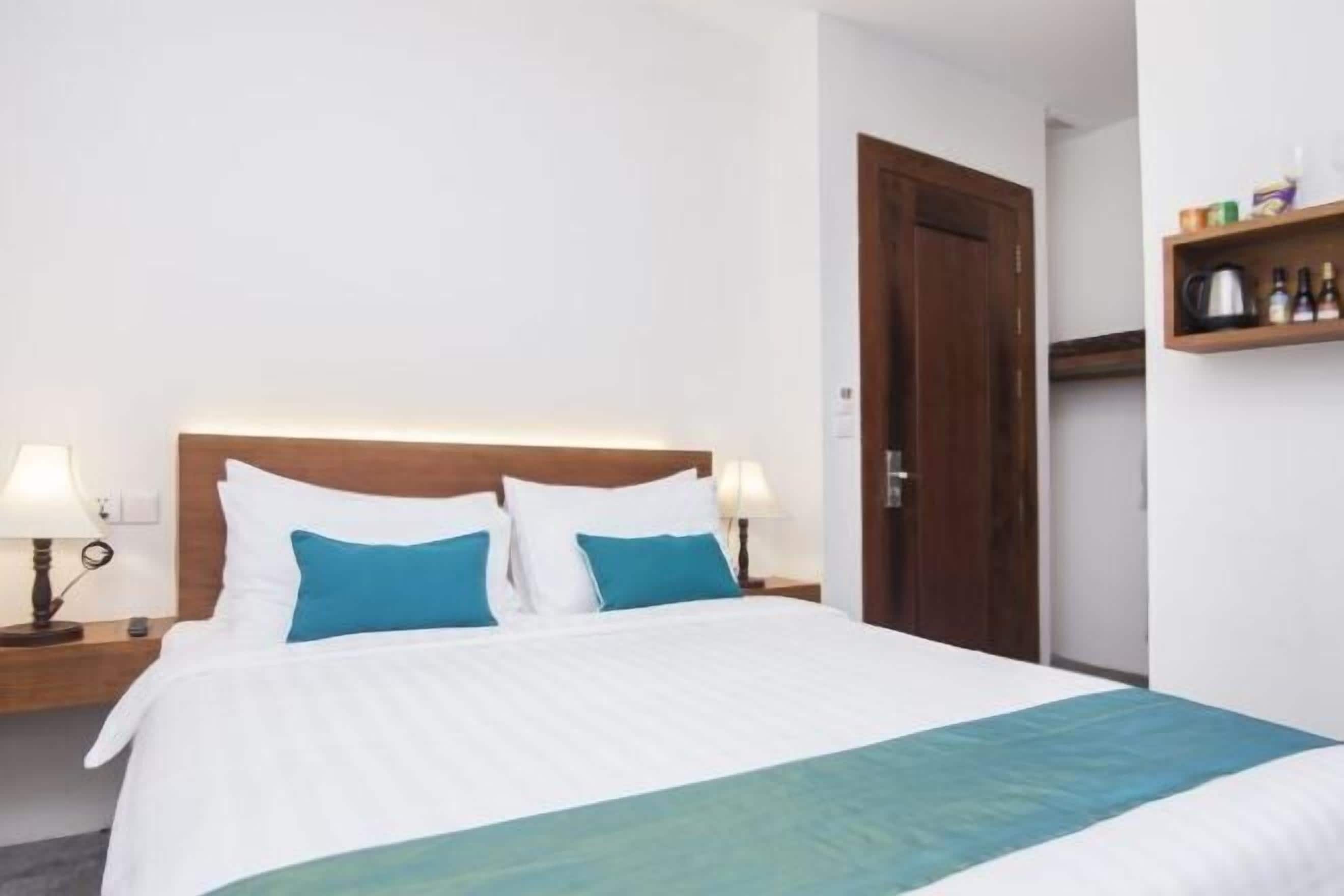 Luxe beddengoed, een minibar, een kluis op de kamer, een bureau