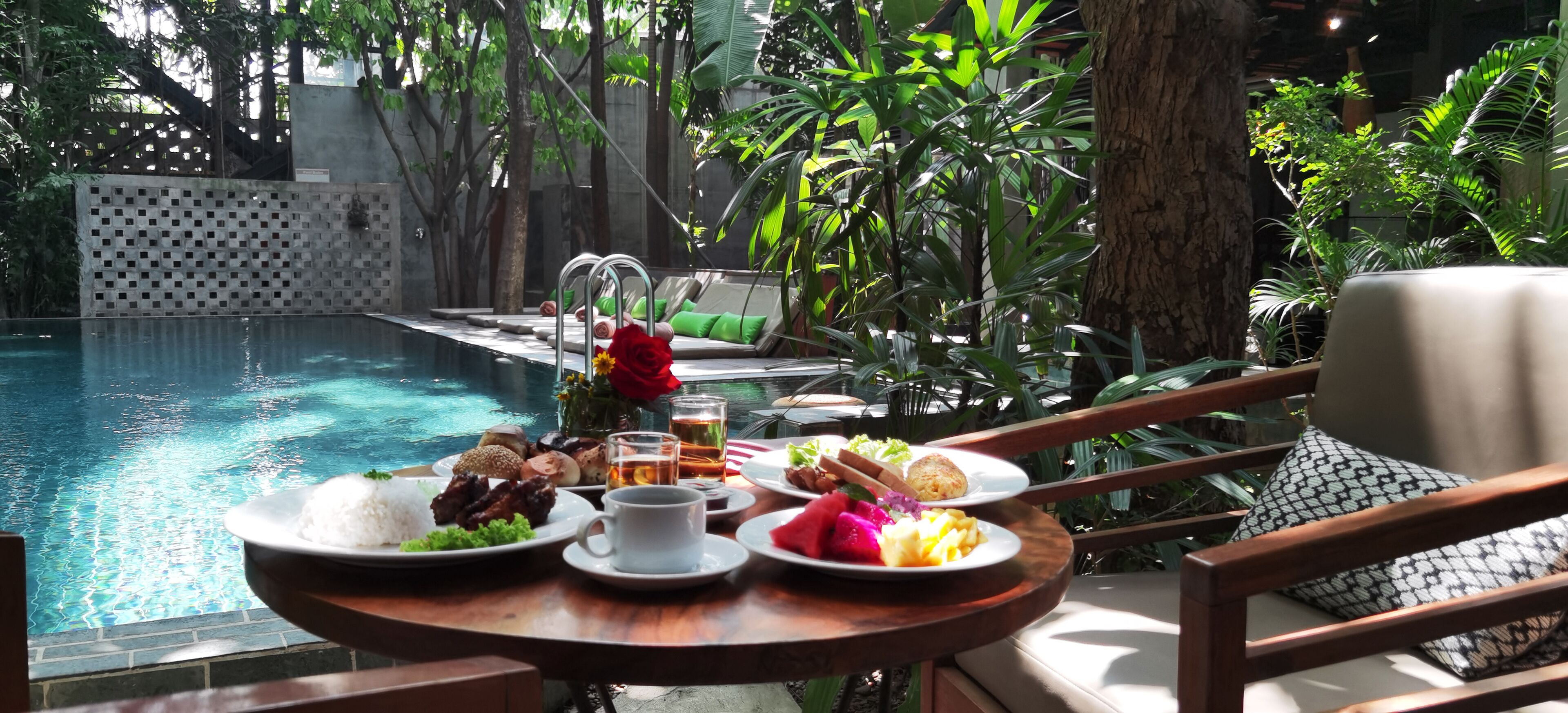 Breakfast, lunch, dinner served; local and international cuisine 