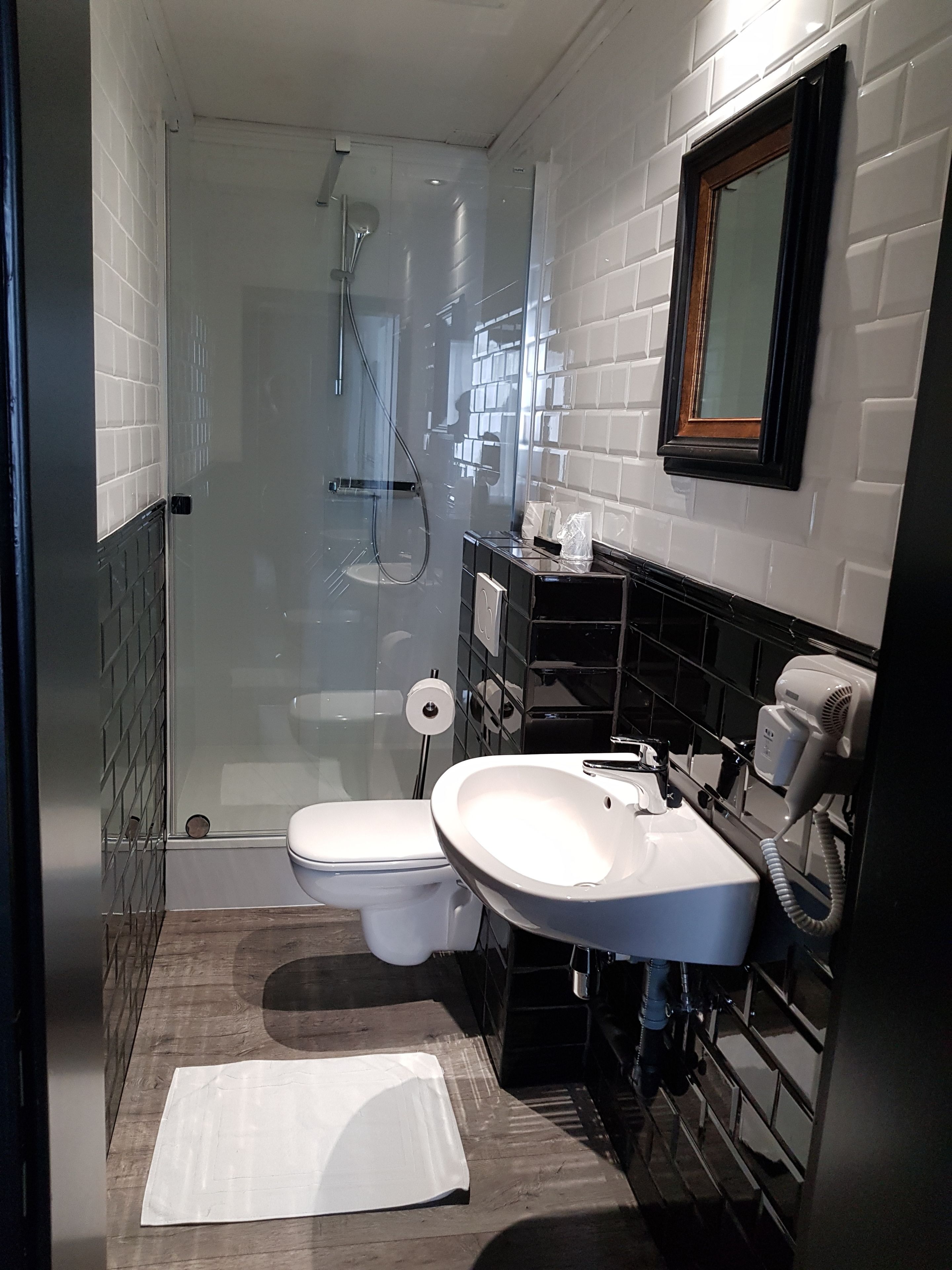 comfort double room | bathroom | shower, free toiletries, towels