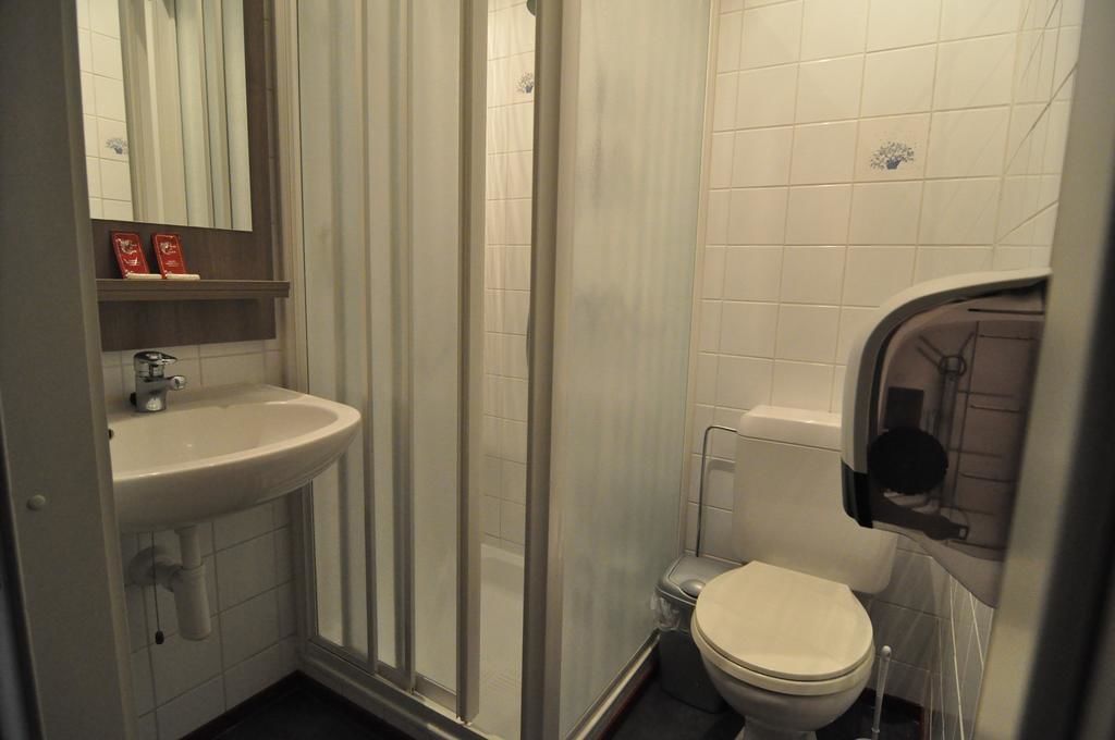 shower, free toiletries, towels