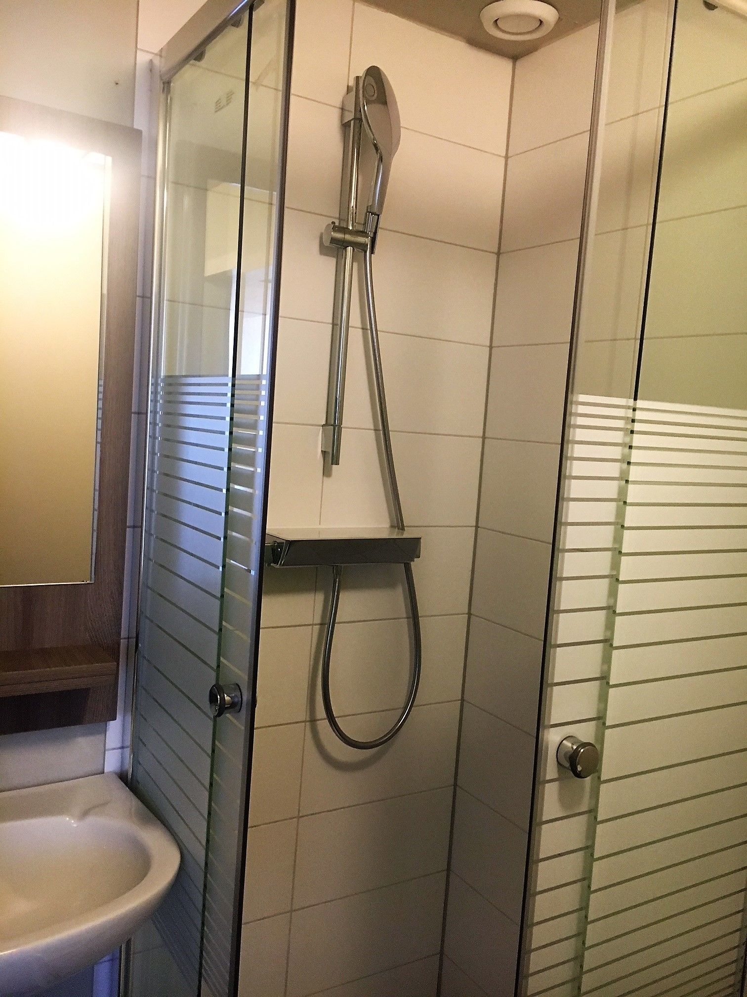 economy double room | bathroom shower
