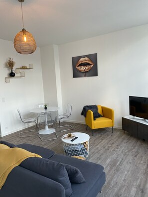 Comfort Studio Suite | Living area | 56-inch flat-screen TV with digital channels, TV - Hotel Industrie (Leuven)