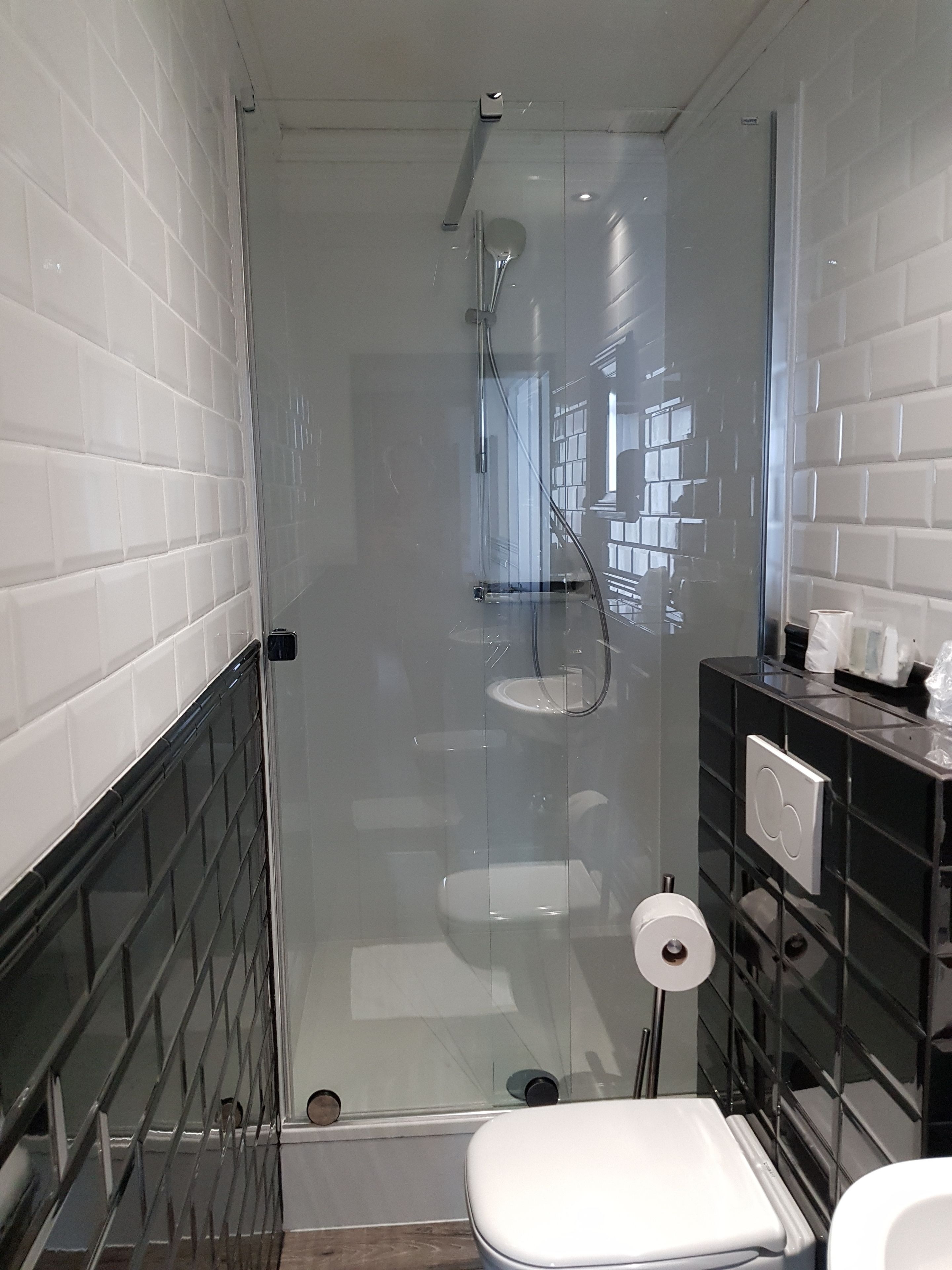 comfort double room | bathroom amenities | shower, free toiletries, towels