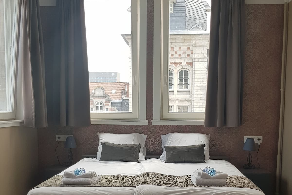 Comfort Quadruple Room, 1 Queen Bed with Sofa bed | Free WiFi, bed sheets