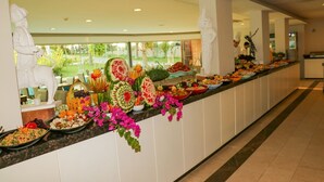 A buffet with various food items and decorative elements. - Grand Akca Hotel (Gazipasa)