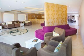 Coin salon dans le hall