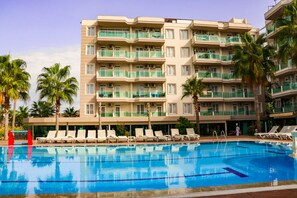 3 piscinas al aire libre, sombrillas, sillones reclinables de piscina