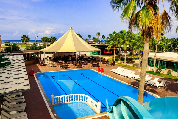 3 açık yüzme havuzu, havuz şemsiyeleri, şezlonglar 