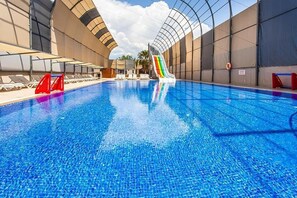 3 室外游泳池,池畔遮阳伞,日光浴躺椅