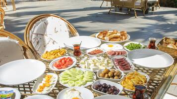Daily continental breakfast (EUR 7 per person)