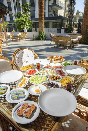 Petit déjeuner continental (7 EUR par personne)