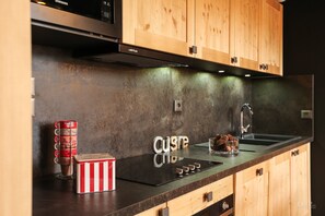 Demi Chalet | Cuisine privée | Réfrigérateur, micro-ondes, four, plaque de cuisson