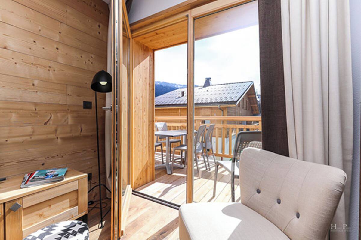 Un intérieur en bois avec un canapé, une table et une chaise.