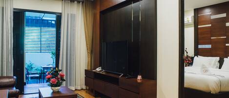 Grand Studio Suite, 1 King Bed, Kitchen, Ground Floor | 1 bedroom, premium bedding, desk, blackout drapes