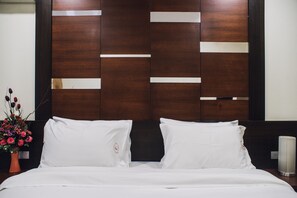 Grand Studio Suite, 1 King Bed, Kitchen, Ground Floor | 1 bedroom, premium bedding, desk, blackout drapes