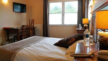 Chambre Double Supérieure, salle de bains attenante, vue jardin | 1 chambre