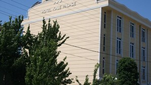 A building with the sign "HOTEL KALE PALACE" on the facade. - Hotel Kale Palace (Gökçeada)