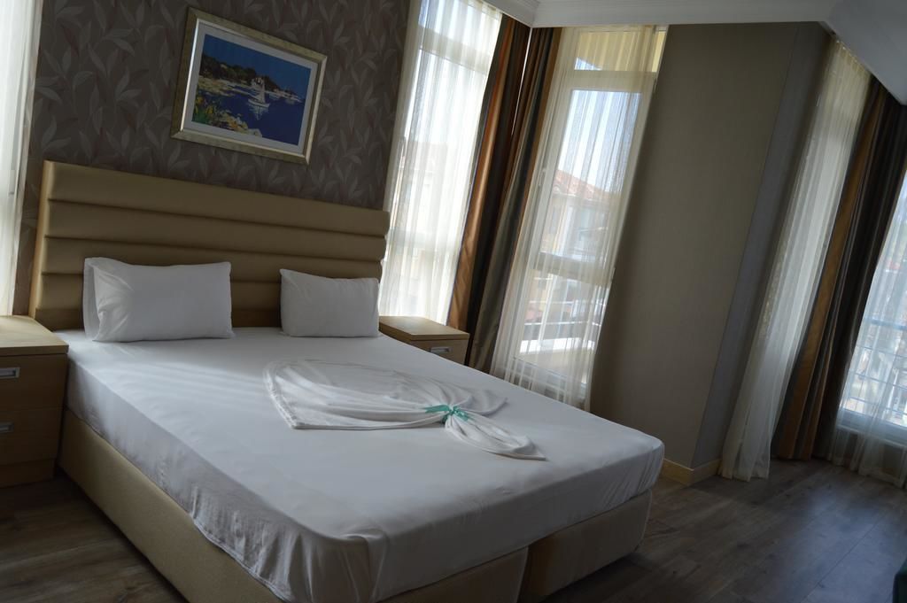 suite | minibar, desk, soundproofing, free cots/infant beds