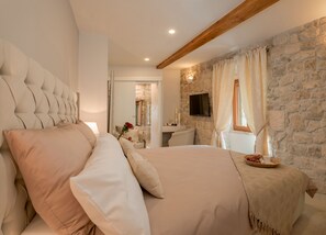 In-room safe, individually decorated, soundproofing, free WiFi - Jupiter Lux Rooms (Split)