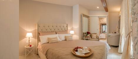 Deluxe-rum - utsikt mot staden | VÀrdeförvaringsskÄp pÄ rummet, individuell inredning och ljudisolering