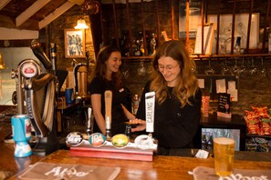 Sert le petit déjeuner, le déjeuner et le dîner