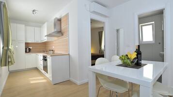 Fridge, stovetop, dishwasher, coffee/tea maker
