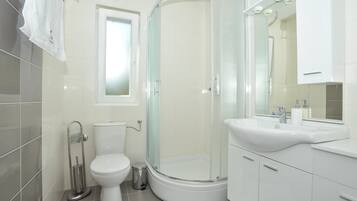 Dusche, Haartrockner, Handtücher