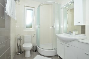 Dusche, Haartrockner, Handtücher