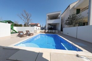 1 غرفة نوم وأغطية فراش متميزة وخزنة داخل الغرفة ومكتب