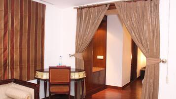 Suite, 1 Queen Bed | Room amenity