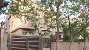 A gated entrance to a building with a sign that reads "J's Inn". - Hotel J's Inn (New Delhi)
