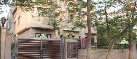 المنطقة المحيطة بالمنشأة