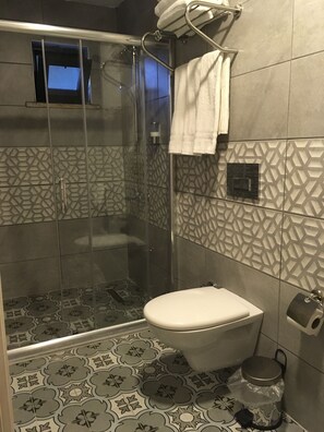 Suite | Baño | Ducha, artículos de higiene personal gratuitos y secador de pelo